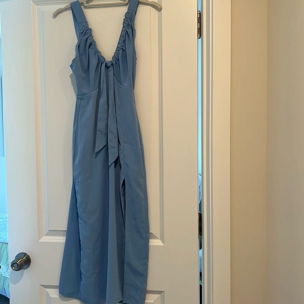 Abercrombie & Fitch periwinkle blue tie dress.

NEVER WORN/NEW

SIZE XXS PETITE